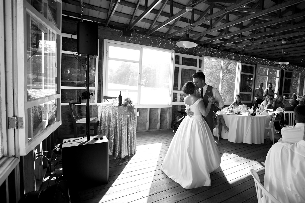 Bride and groom first dance wedding photo in pic ton 